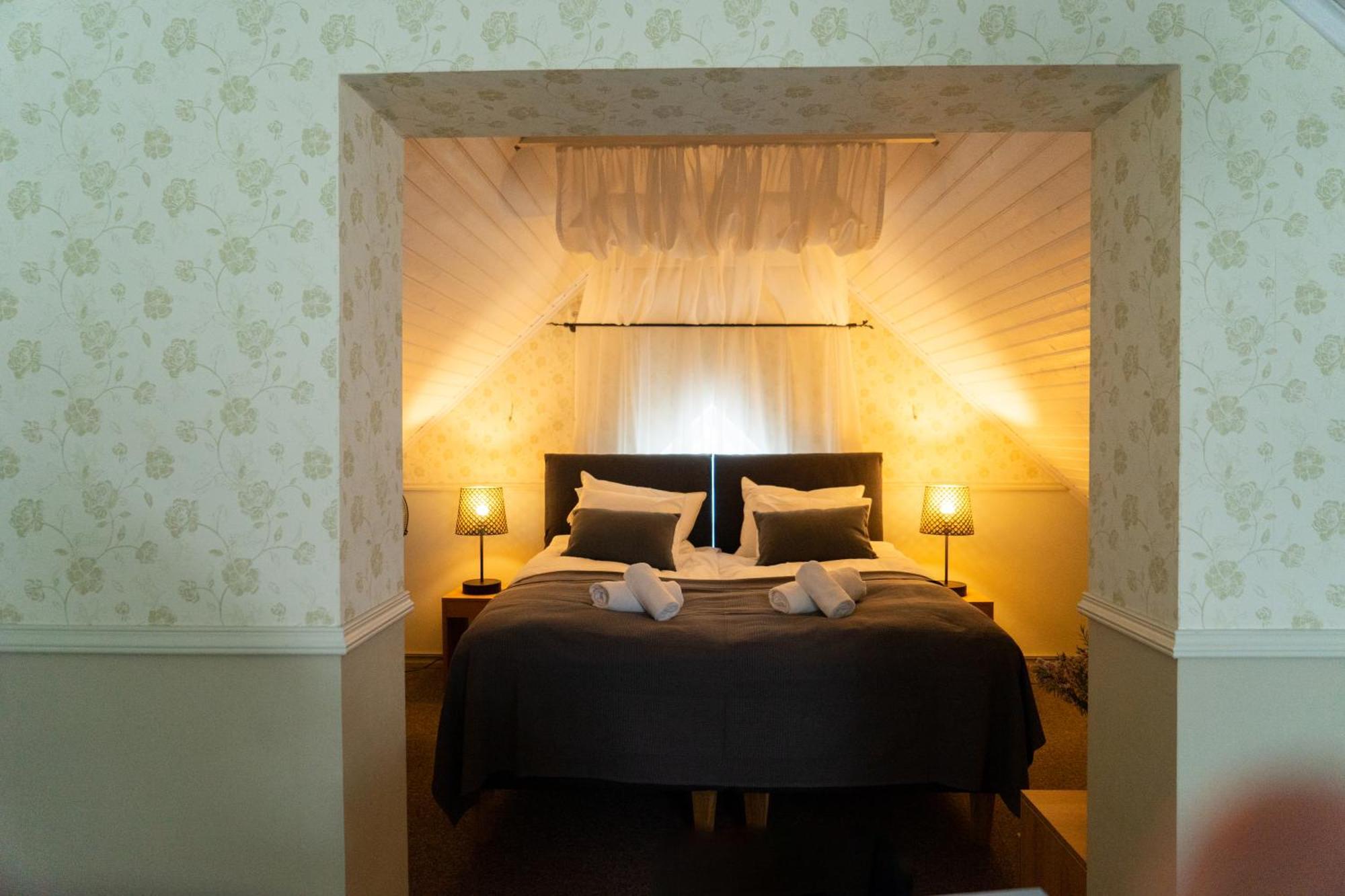 Vanalinna Boutique Hotel กูรัซซาเร ภายนอก รูปภาพ